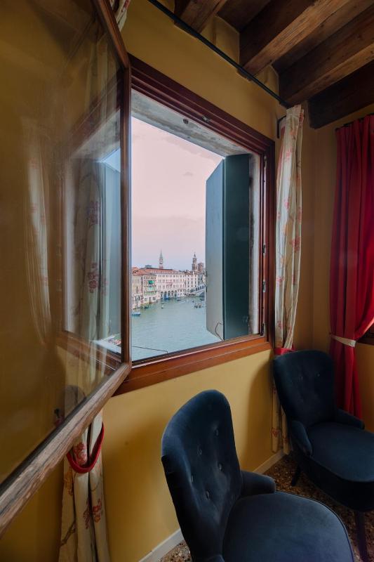 Superior Double Room with Canal View image 4