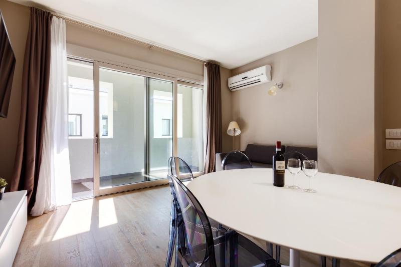 Three-Bedroom Apartment with Terrace - Cadorna image 1