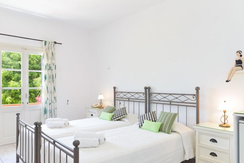 Double Room with Balcony and Sea View image 3
