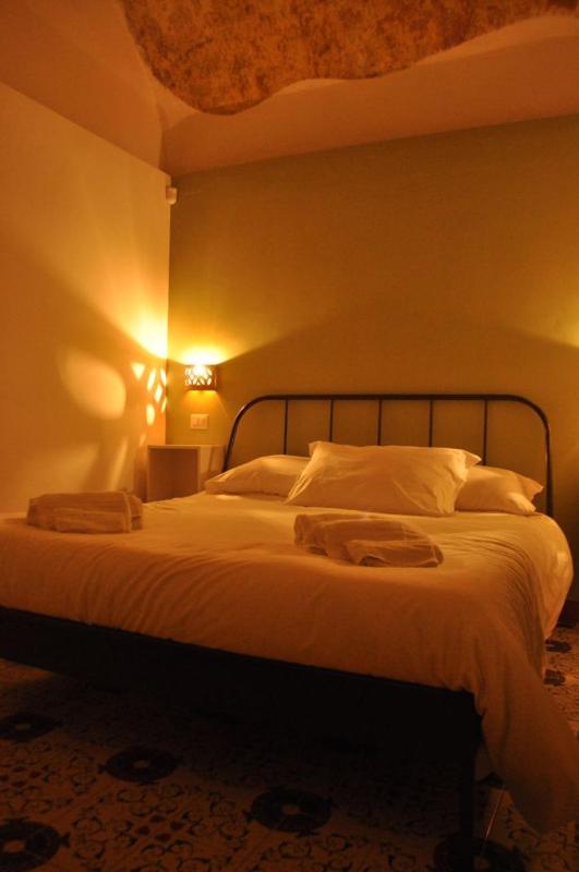 Standard Double Room image 4