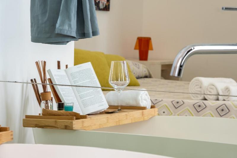 Deluxe Double Room with Bath image 3
