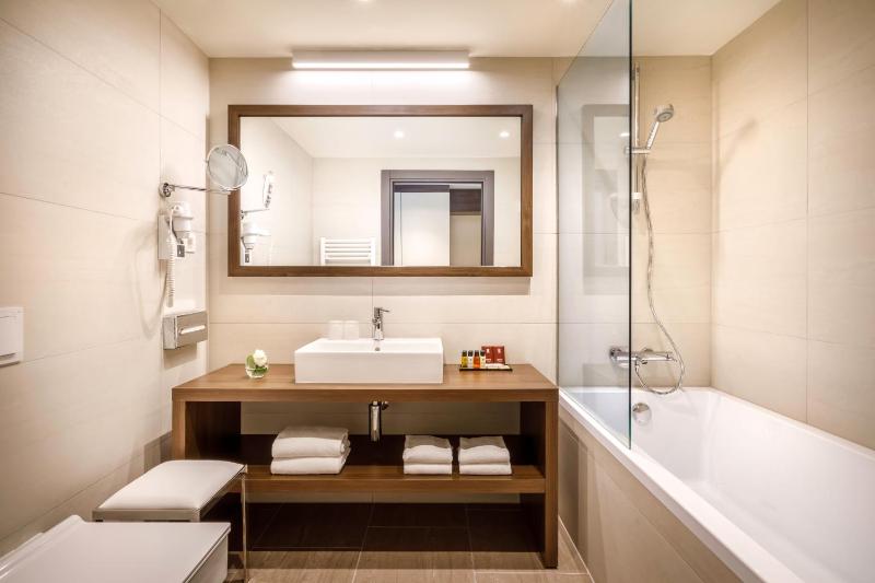 Standard Twin Room with Balcony and Park View image 2