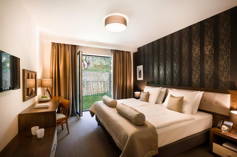 Standard Twin Room image 3