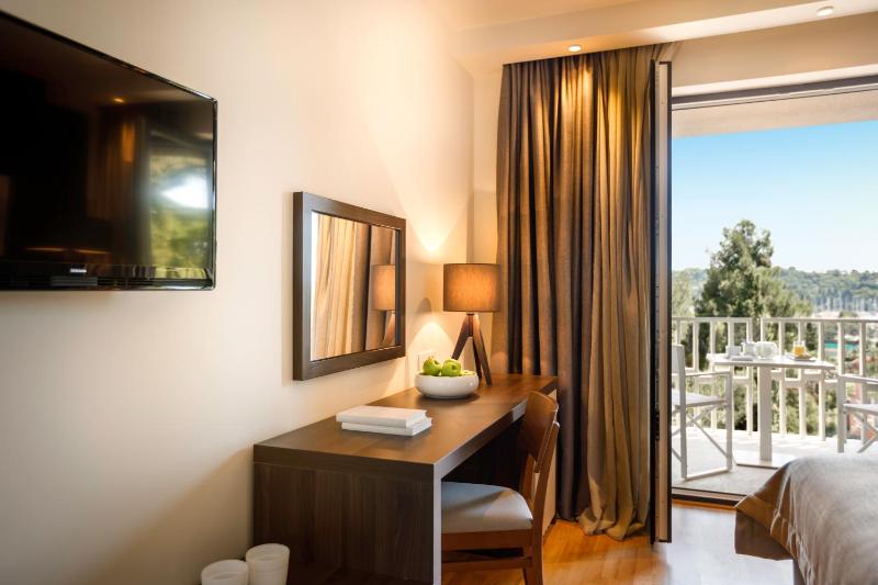 Standard Double Room with Balcony and Park View image 3