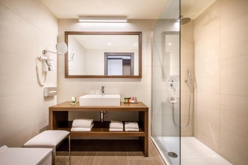 Standard Double Room with Balcony and Park View image 4