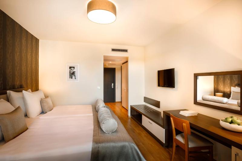 Standard Double Room with Balcony and Park View image 2