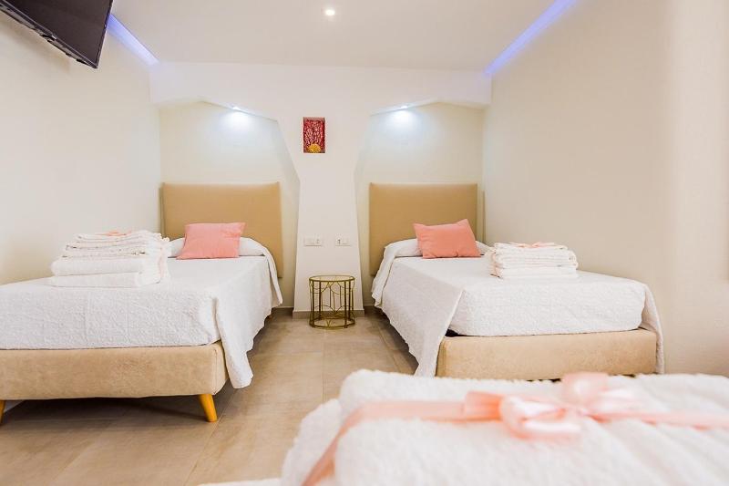 Quadruple Room with Terrace image 4