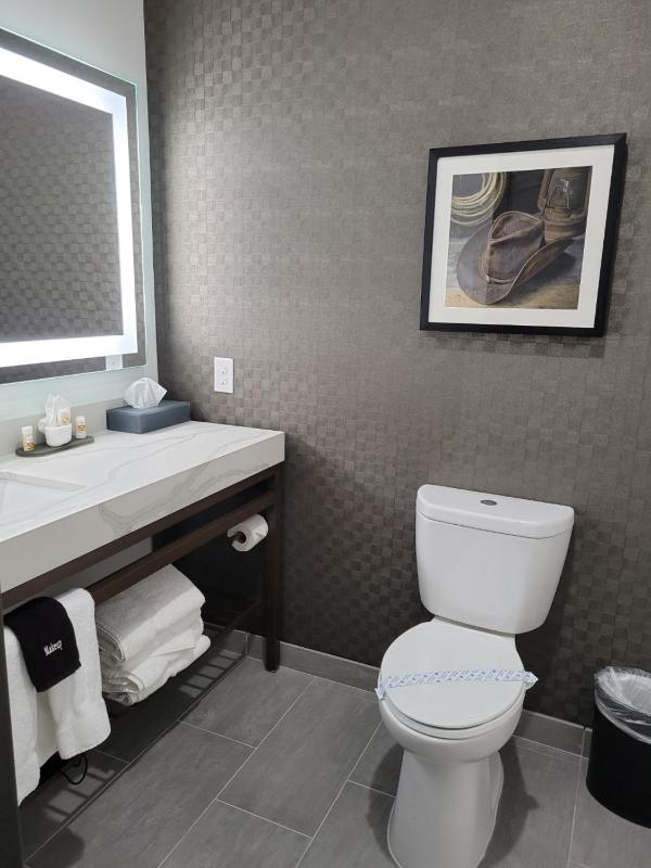 Queen Room with Two Queen Beds - Mobility Access/Non-Smoking image 2
