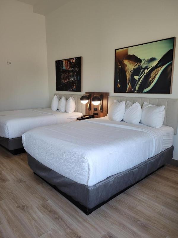 Queen Room with Two Queen Beds and Mobility/Hearing Access - Non-Smoking image 3