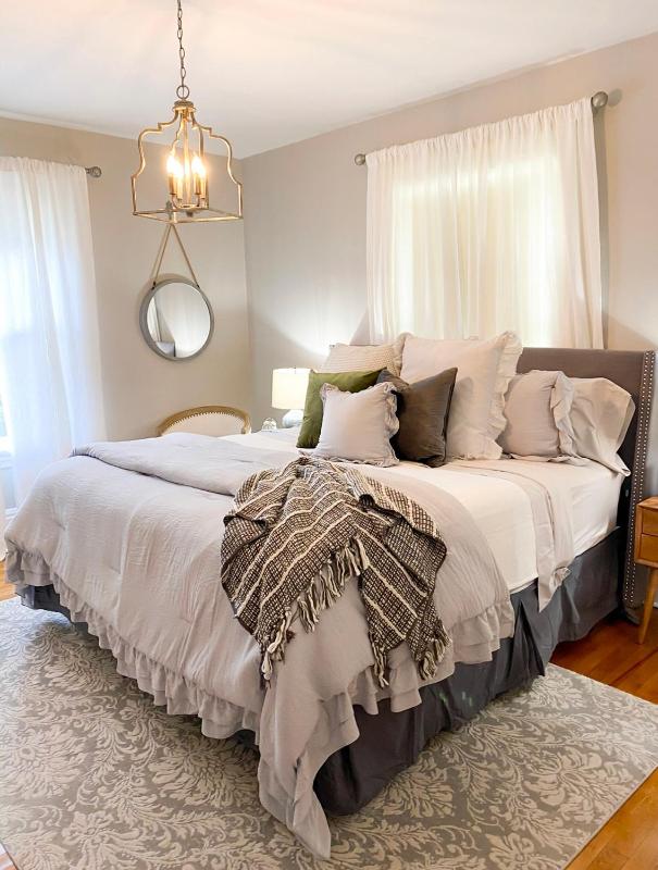 Deluxe King Room image 2