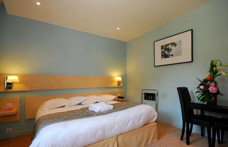 Classic Double Room image 4