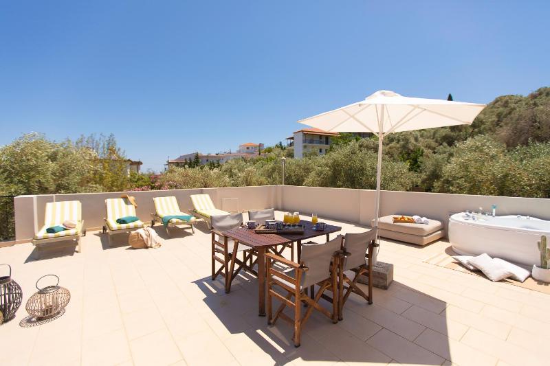 King Suite with Outdoor Hot Tub image 2