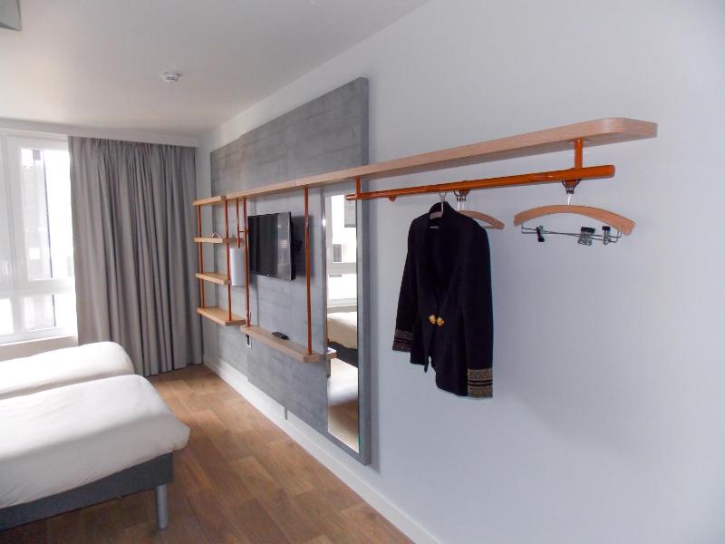Standard Twin Room with Retractable Bed image 3