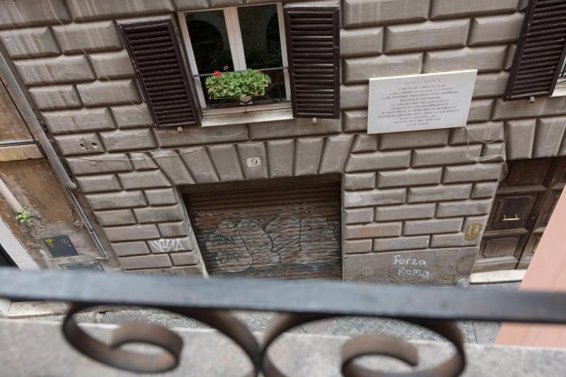 One-Bedroom Apartment image 2