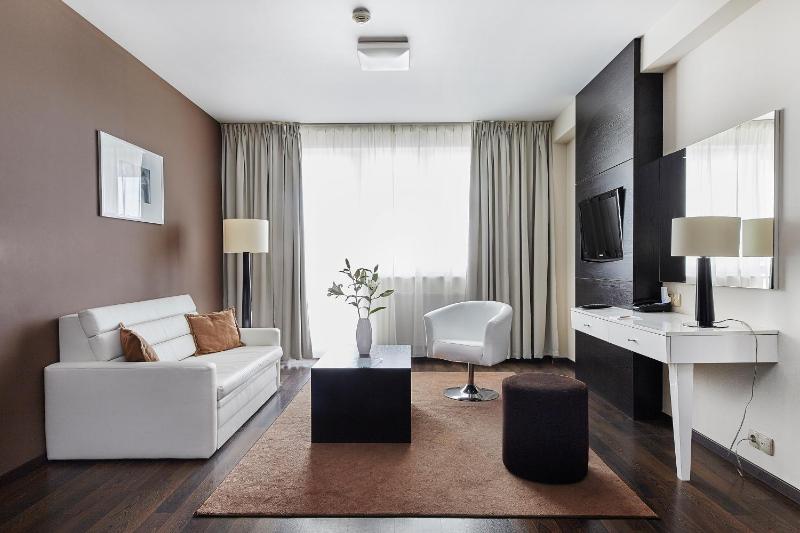 Deluxe Suite (2-4 Adults) image 4