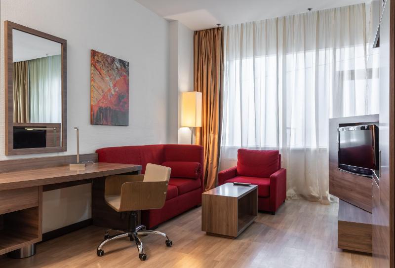 Superior Twin Room image 3