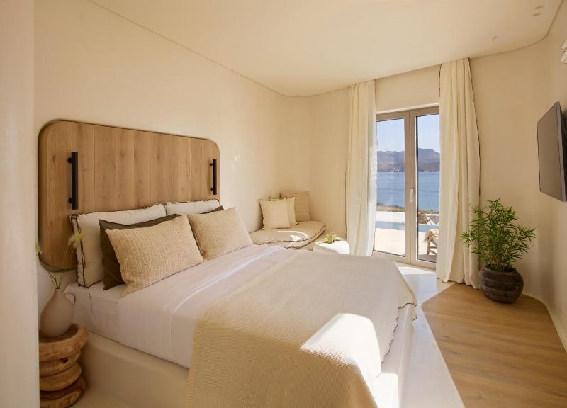 Suite with Sea View and Plunge Pool image 1