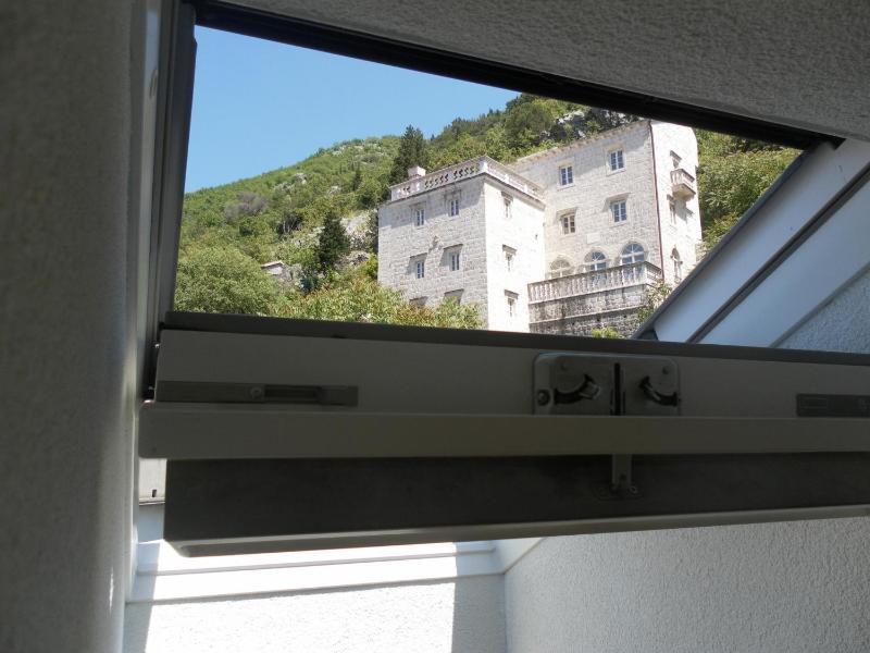 One-Bedroom Apartment with Sea View - Attic image 4