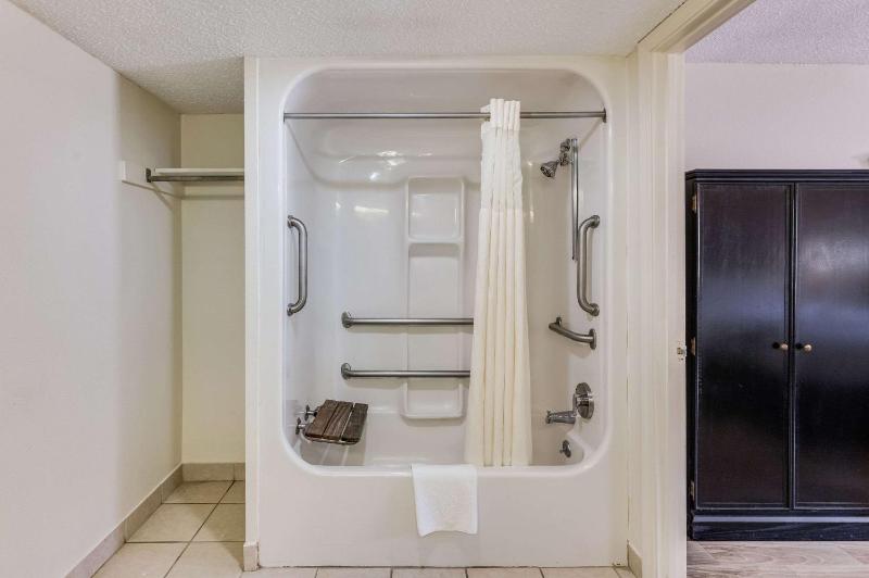King Room - Mobility/Hearing Accessible - Non-Smoking image 2