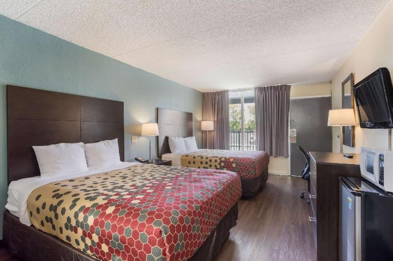 Queen Room with Two Queen Beds - Smoking image 3