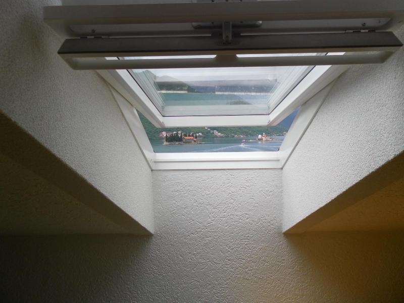 Comfort One-Bedroom Apartment with Sea View - Attic image 2