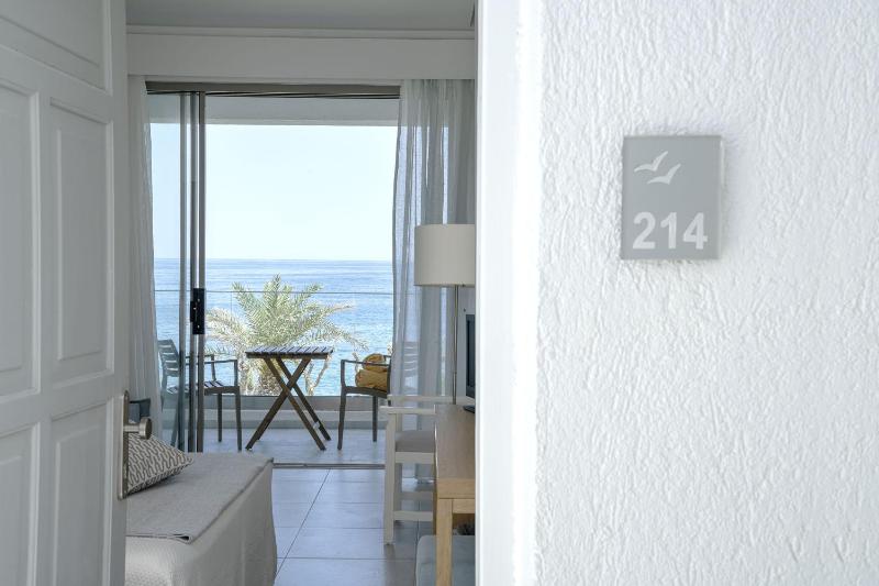 Superior Double or Twin Room with Sea Front image 4