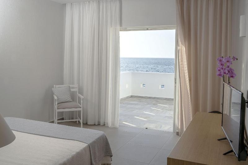 Superior Double or Twin Room with Sea Front image 3