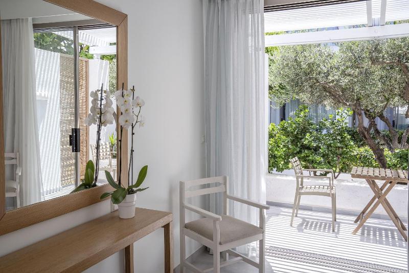Double Room with Garden View image 3