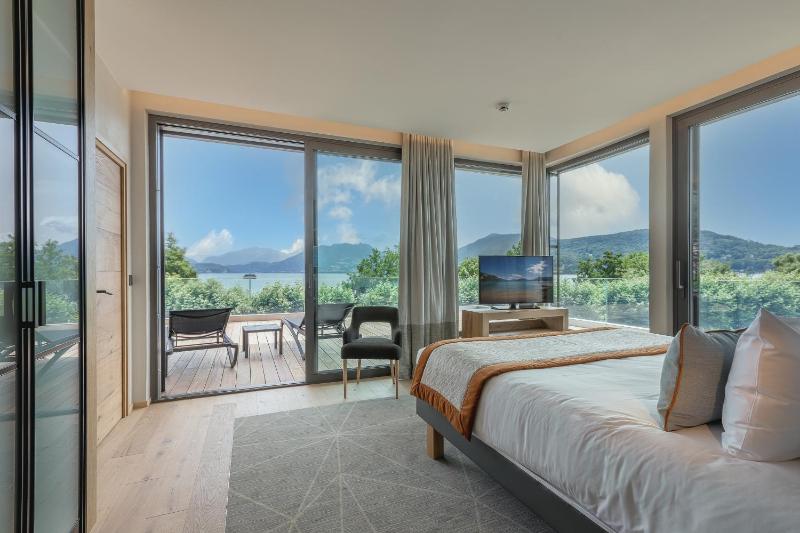 Penthouse with terrace with Lake view complimentary spa access image 1