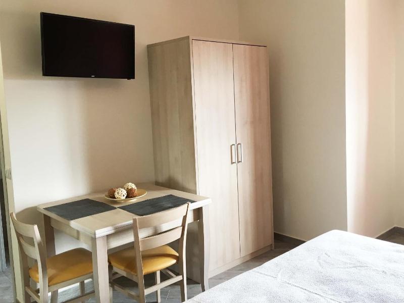 One-Bedroom Standard Apartment image 4