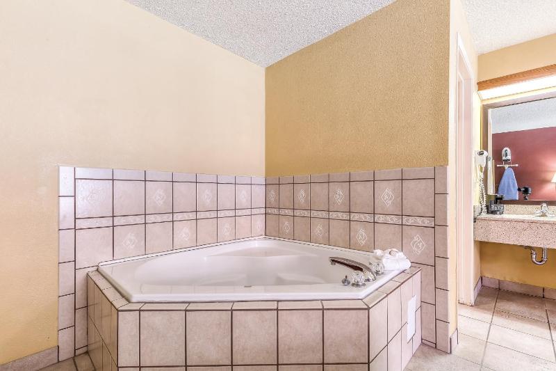 Superior King Room with Spa Bath Non-Smoking image 4