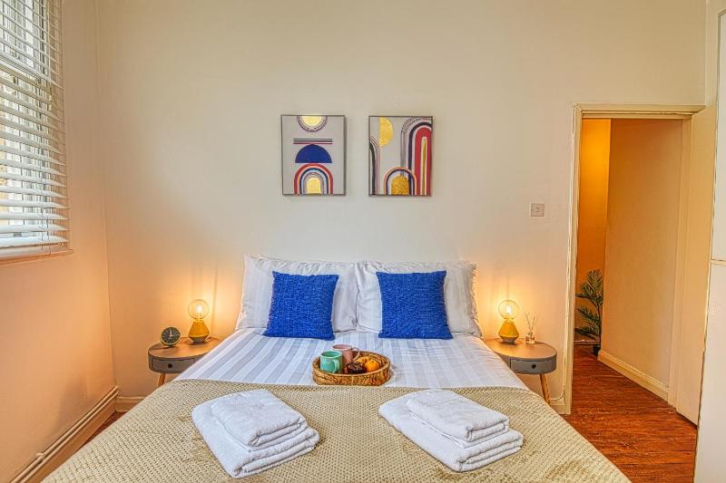 2 Bedroom Apartment in Bath city centre with Garden & Free Parking Images