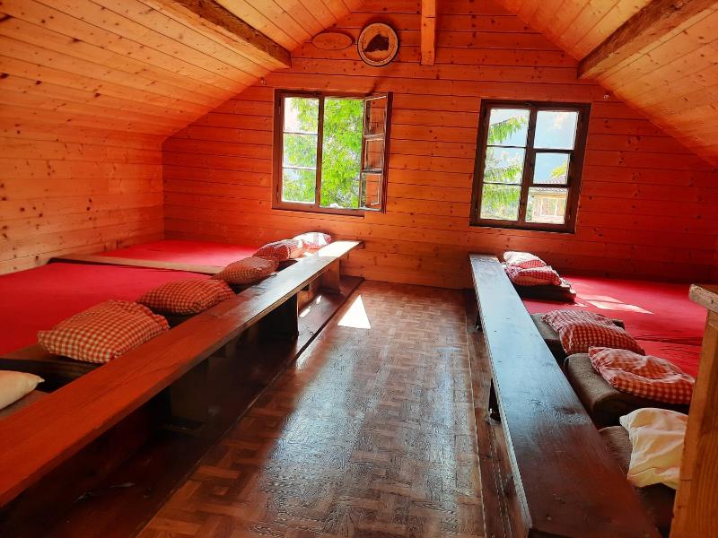 10-Bed Mixed Dormitory Room image 3