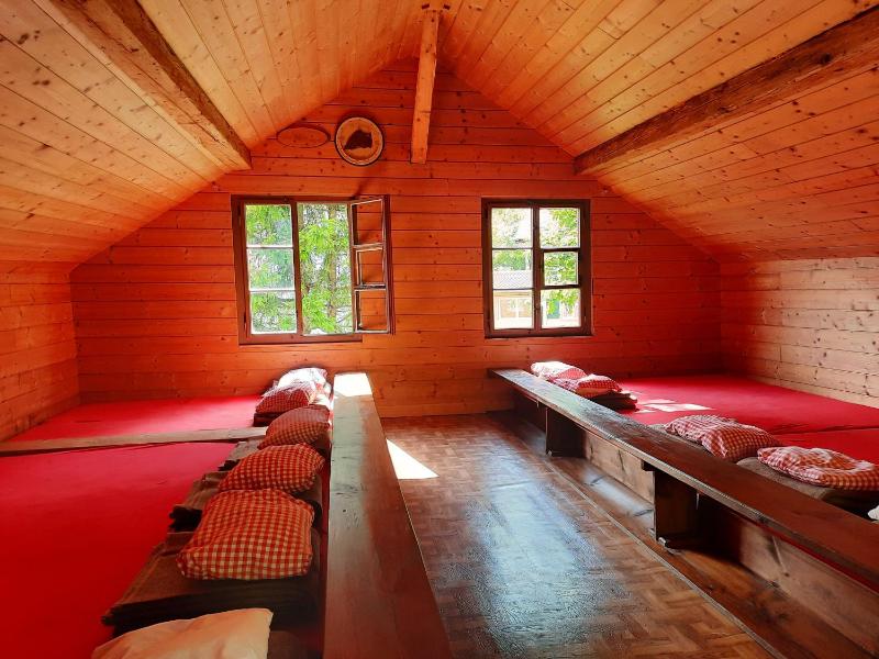 10-Bed Mixed Dormitory Room image 2