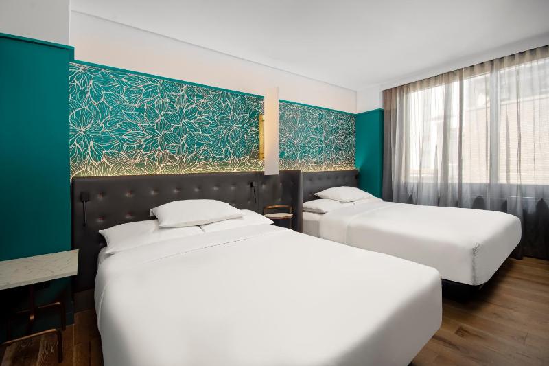 Queen Room with Two Queen Beds and City View image 2