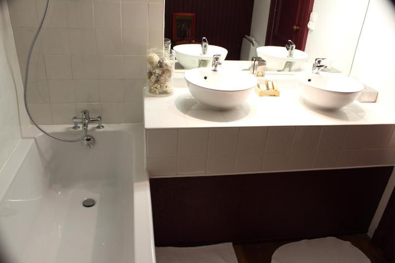 BEIGE double room image 2