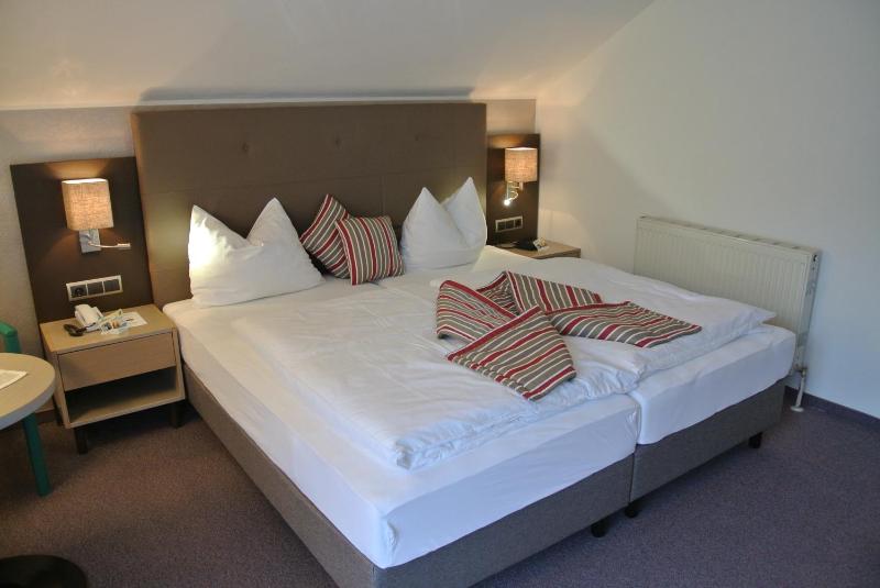 Classic Double Room with Balcony image 4