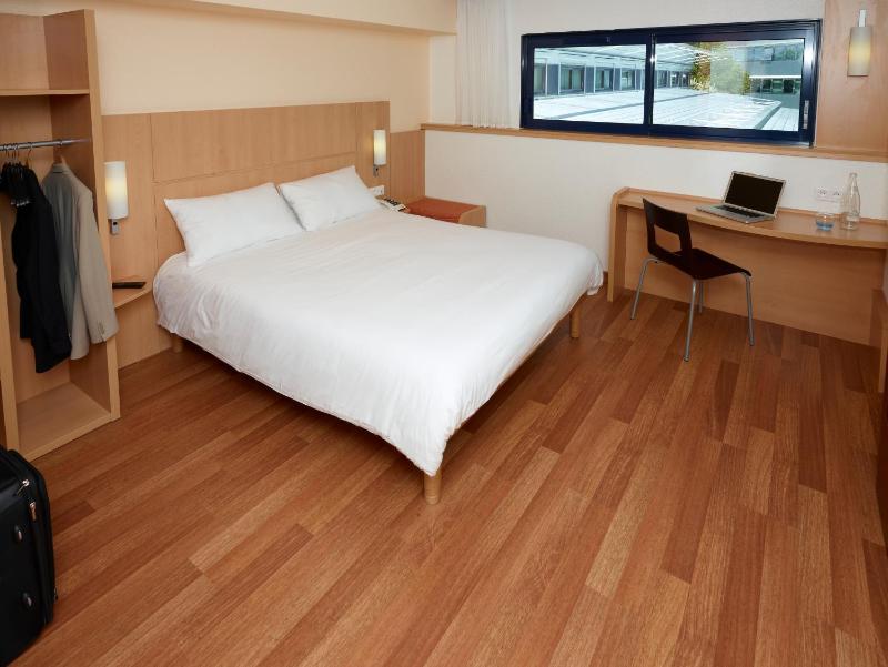Standard Double Room image 3