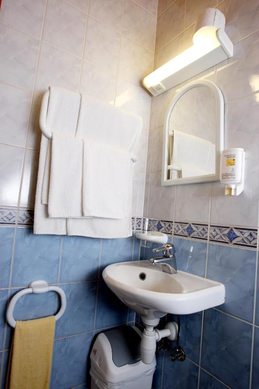 Triple Room with Private Bathroom image 4