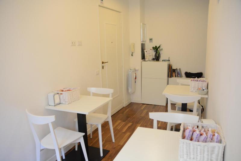 Economy Double Room image 4