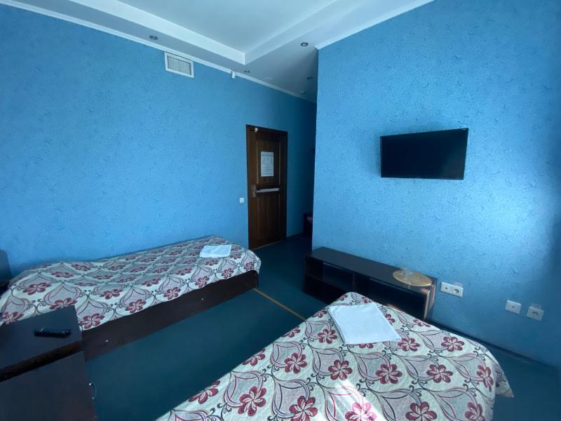 Twin Room with Shower image 2
