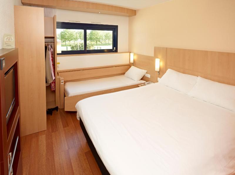 Standard Room with 1 Double and 1 Single Bed image 3