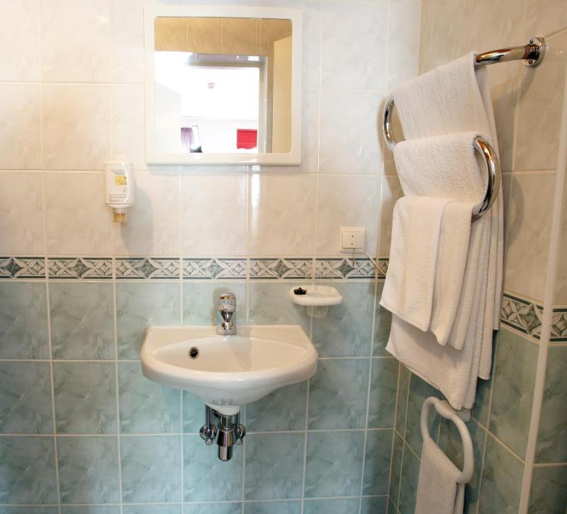 Quadruple Room with Private Bathroom image 2