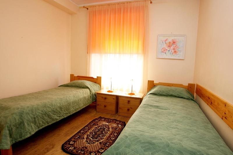 Twin Room with Private Bathroom image 2