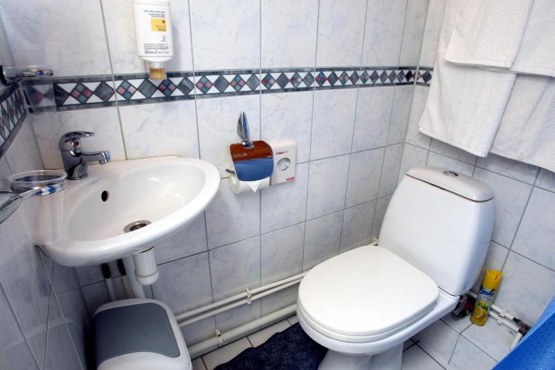 Twin Room with Private Bathroom image 3