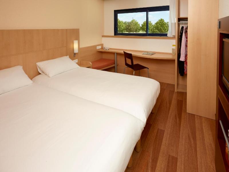 Standard Room with 2 Single Beds image 4