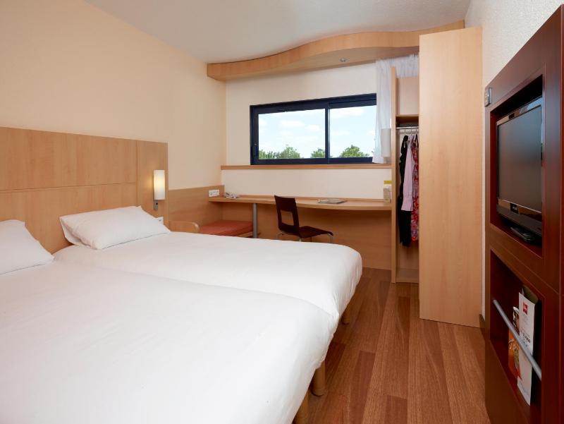 Standard Room with 2 Single Beds image 3