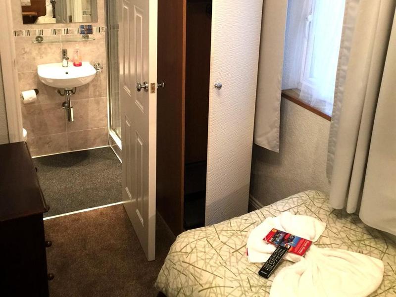 Single Room image 4