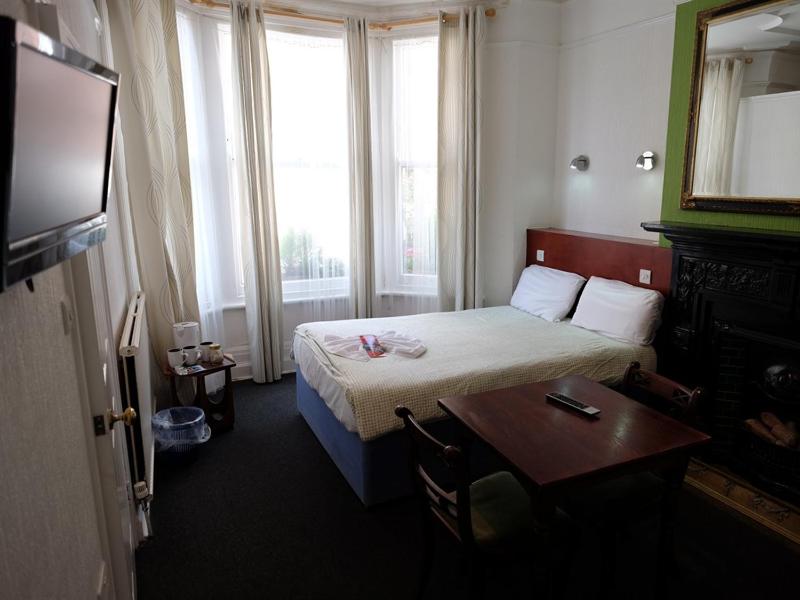 Triple Room image 2