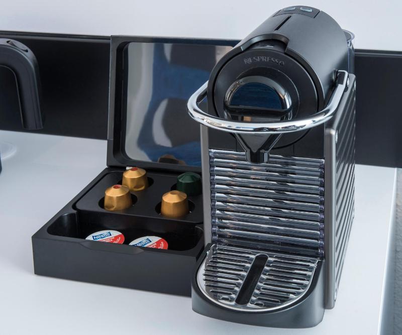 Superior Queen Room with Sofa image 3